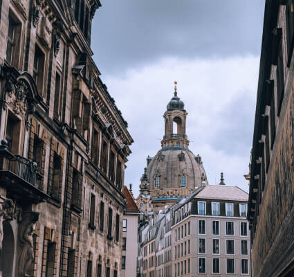 Drážďanská ulice s kostelem Frauenkirche