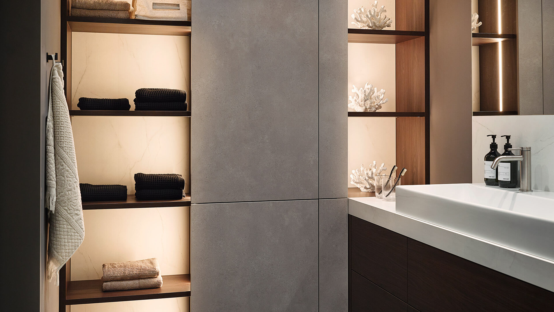 Designový koupelnový regál a skříňka s velkým úložným prostorem
