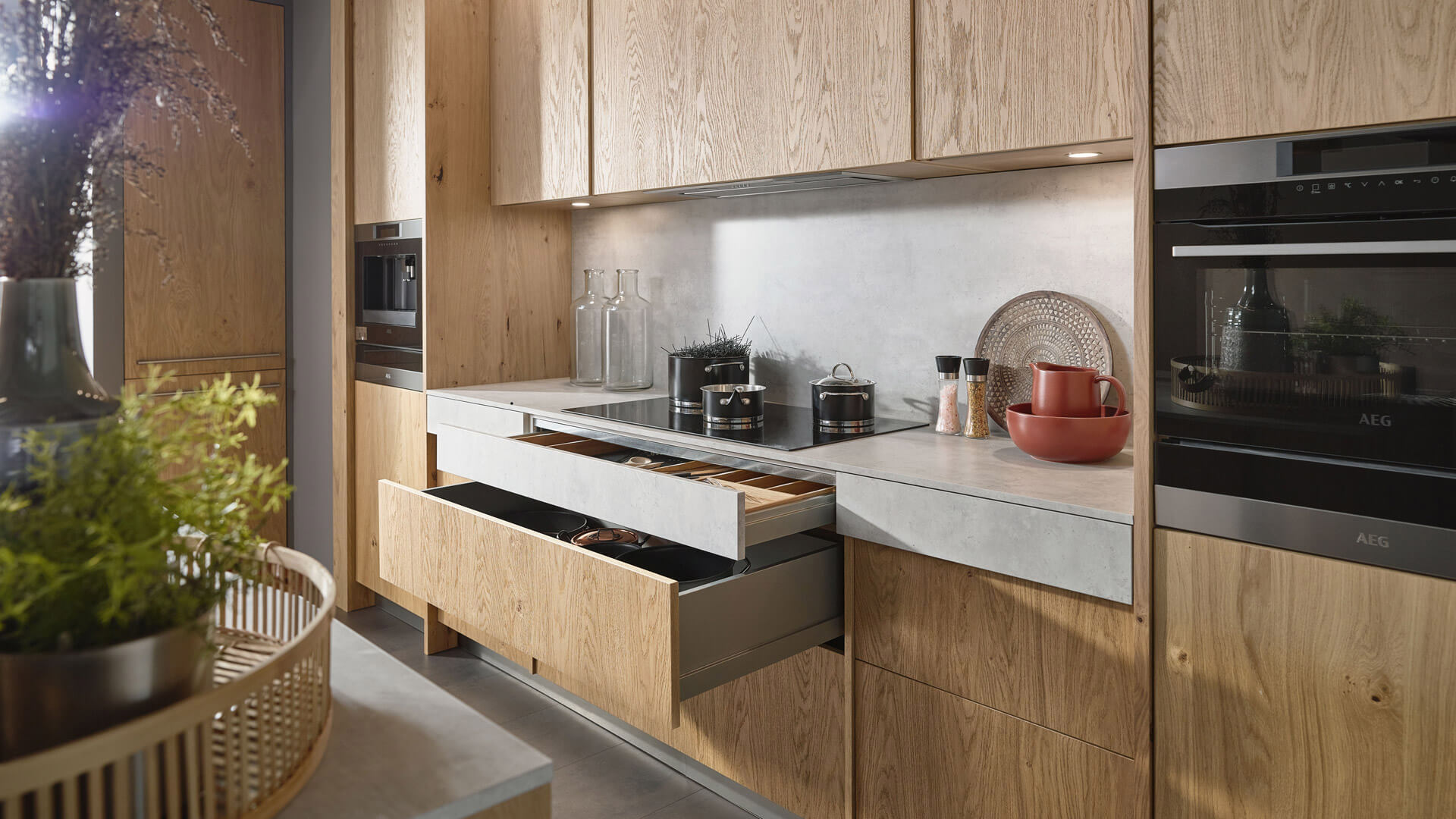 Přírodní barevná terapie: divoký dub FABIA a světlý cement SHILA