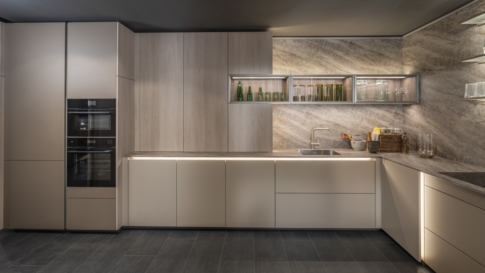Elegantní lehkost designové kuchyně