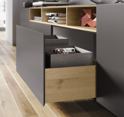Velká otevřená zásuvka s úložnými boxy