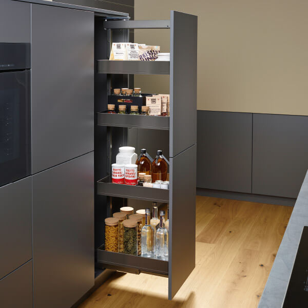 Otevřená výsuvná potravinová skříň v moderním designu naplněná zásobami
